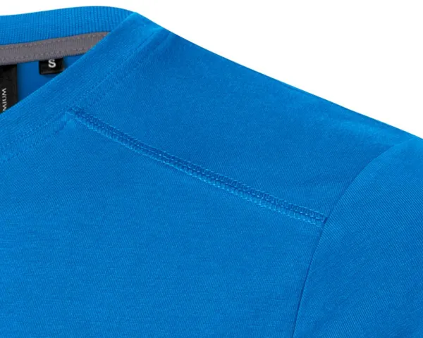 Tricou bărbătesc decorat - Cusături decorative în partea de sus față