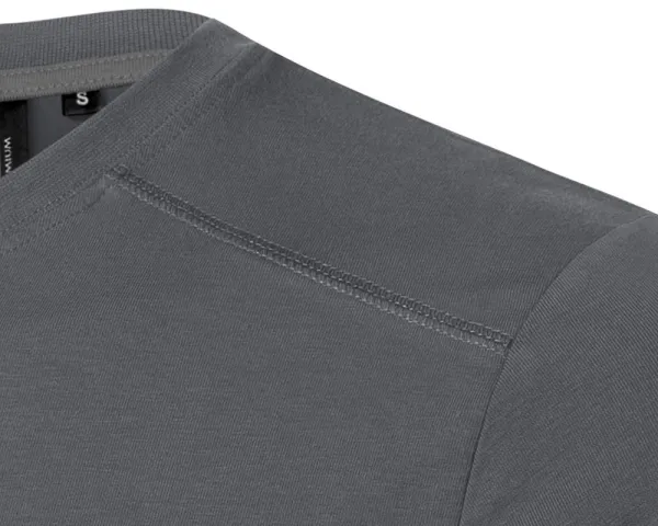 Tricou bărbătesc decorat - Cusături decorative în partea de sus față