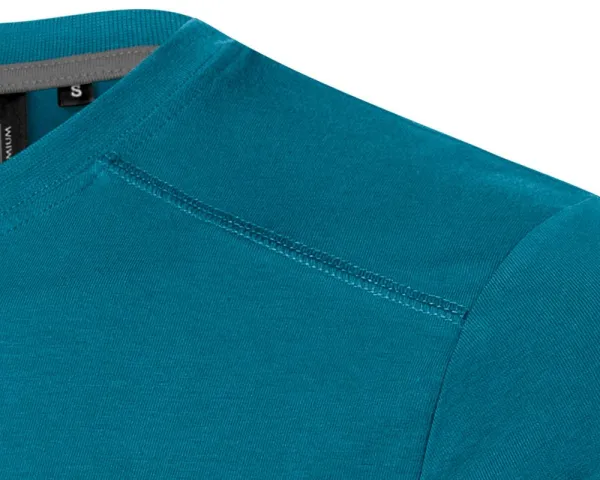 Tricou bărbătesc decorat - Cusături decorative în partea de sus față
