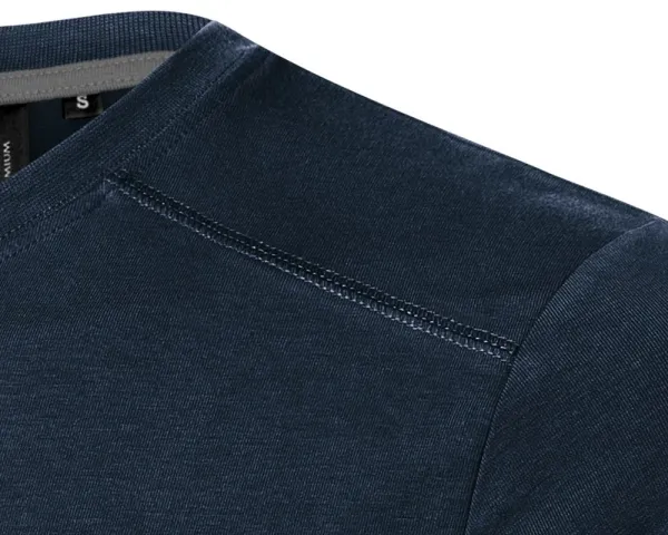 Tricou bărbătesc decorat - Cusături decorative în partea de sus față