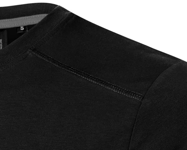 Tricou bărbătesc decorat - Cusături decorative în partea de sus față